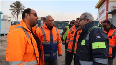 جولة ميدانية لرئيس شركة الصرف الصحي بالإسكندرية خلال النوة