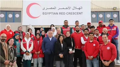 وفد من السفارة البريطانية يتفقد مخازن الهلال الأحمر المصري بالعريش