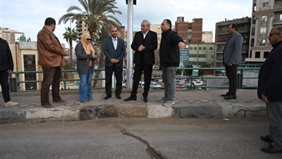 محافظ الغربية ولجنة الطرق يعاينون كوبري المعرض لوضع حلول عاجلة