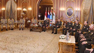 رئيس أركان حرب القوات المسلحة يلتقى قائد قوات الدفاع المالاوي