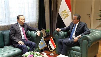 وزير الصحة يبحث التعاون في تكنولوجيا تصنيع الأدوية مع سفير كازاخستان