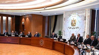 الحكومة تؤكد حرصها على التنسيق والتفاعل المستمر بما يدعم التكامل بين السلطتين 