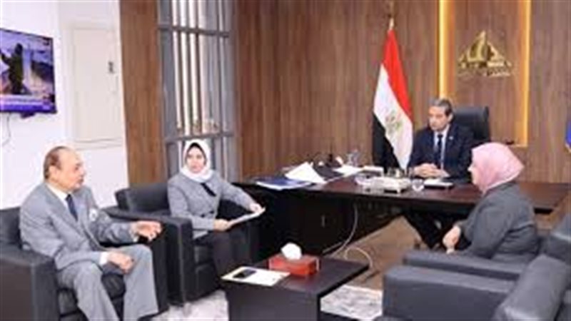 محافظ دمياط مع معهد