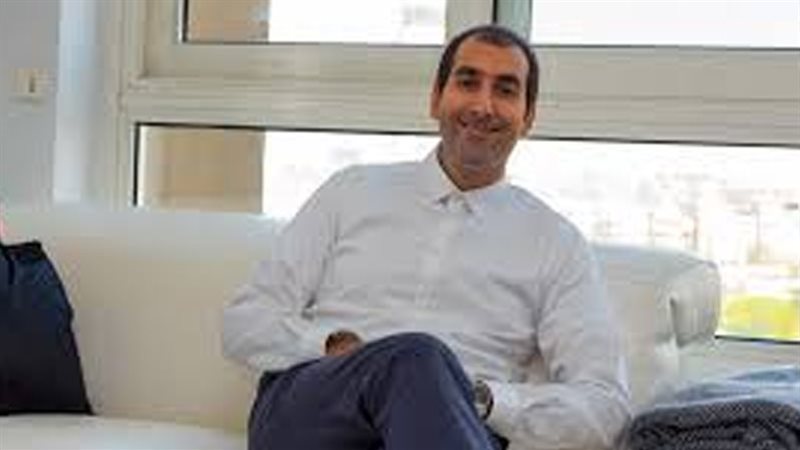 الكاتب والشاعر والروائي