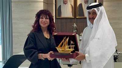 رئيس غرفة قطر يمنح جائزة الكفاءة العلمية لرئيس اتحاد المستثمرات العرب