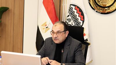 وزير قطاع الأعمال العام يتابع تطوير المشروعات الصناعية وزيادة كفاءة الإنتاج