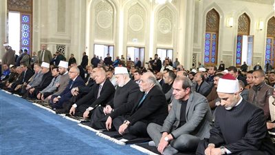 وزير الأوقاف يؤدي صلاة الجمعة بمسجد العزيز الحكيم بمشاركة عدد من الوزراء