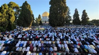 الآلاف من الفلسطينيين يؤدون صلاة الجمعة في المسجد الأقصى