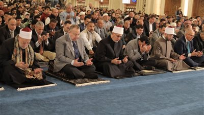 مفتي الجمهورية يؤدي صلاة الجمعة بمسجد العزيز الحكيم بالمقطم