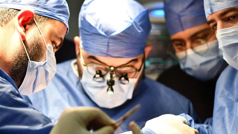 اثناء إجراء الجراحة