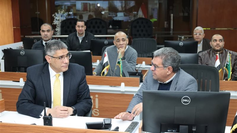 محافظ الجيزة داخل