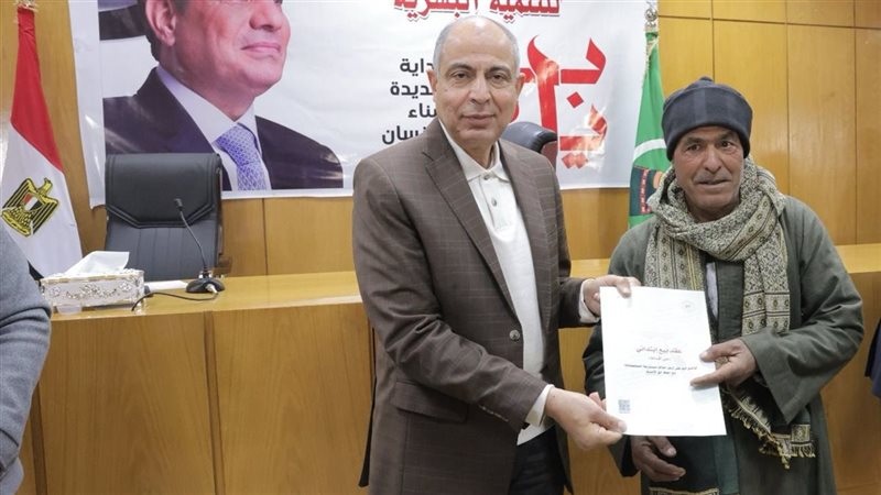 محافظ المنيا أثناء