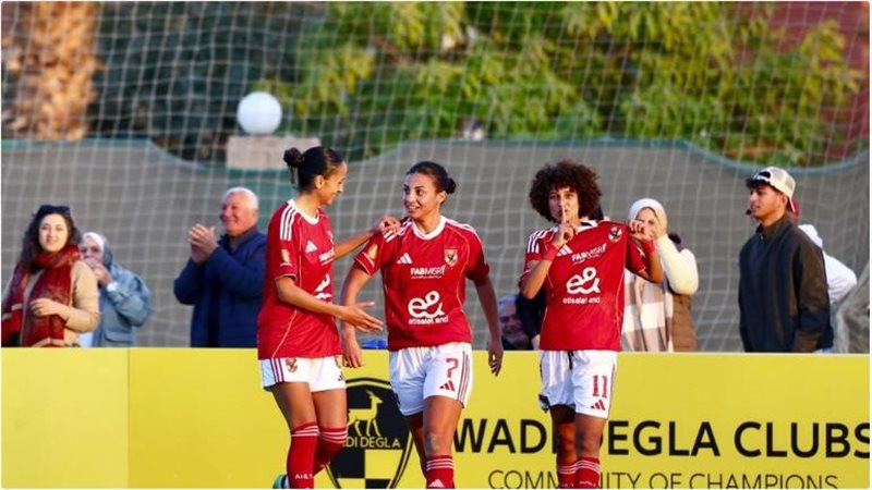 لاعبات الأهلي لكرة