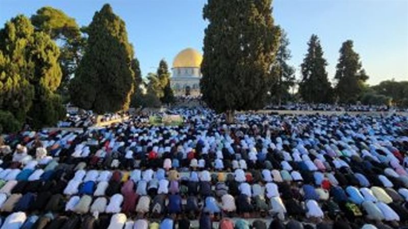 الآلاف من الفلسطينيين