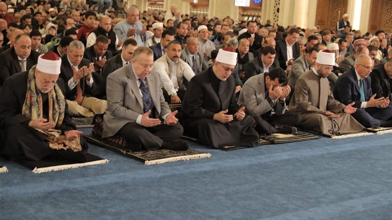 صلاة الجمعة بمسجد