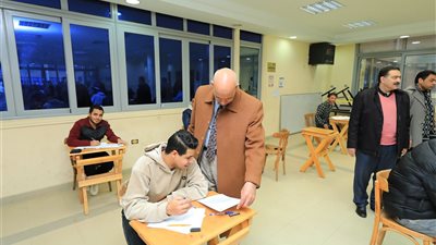 رئيس جامعة كفر الشيخ يتفقد أعمال امتحانات الفصل الدراسي الأول 