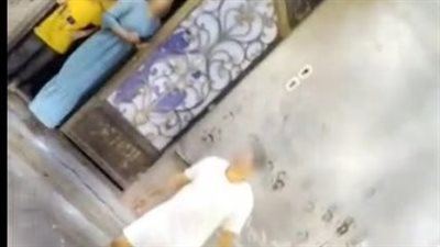 كشف ملابسات تداول فيديو لشخص ممسكاً عصا خشبية يلقي حجارة على منزل بالشرقية 