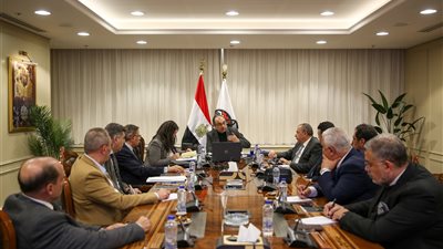 وزير قطاع الأعمال يلتقي مع غرفتي صناعة الملابس والمجلس التصديري للملابس 