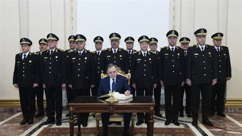 وزير  الداخلية  وأعضاء