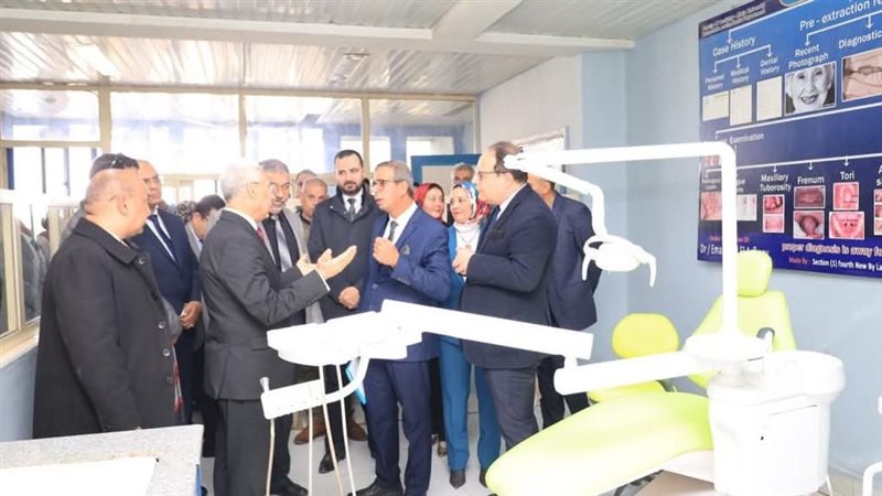 رئيس الجامعة خلال