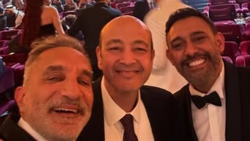 صورة تجمع باسم يوسف