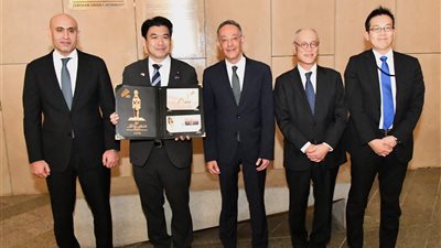 وزير التعليم الياباني يزور المتحف الكبير ويشيد بعظمة آثار توت عنخ آمون