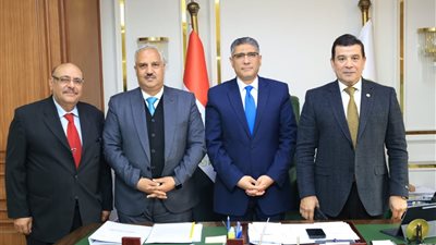 محافظ الجيزة يبحث استعدادات إقامة بطولة كأس العالم للقوة البدنية بمنطقة الهرم 