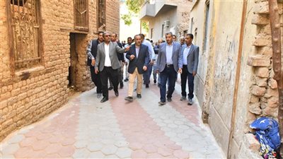 بتكلفة 22 مليون جنيه.. تطوير وتركيب بلاط الإنترلوك بشارع المدارس بأبنوب