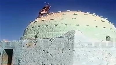 كشف ملابسات تداول فيديو بقيام شخص بتسلق قبة أحد المقامات ومحاولته تحطيمها 