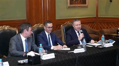 وزير الاستثمار يشارك في مائدة مستديرة مع ممثلي شركات صناعة الدينيم والنسيج 