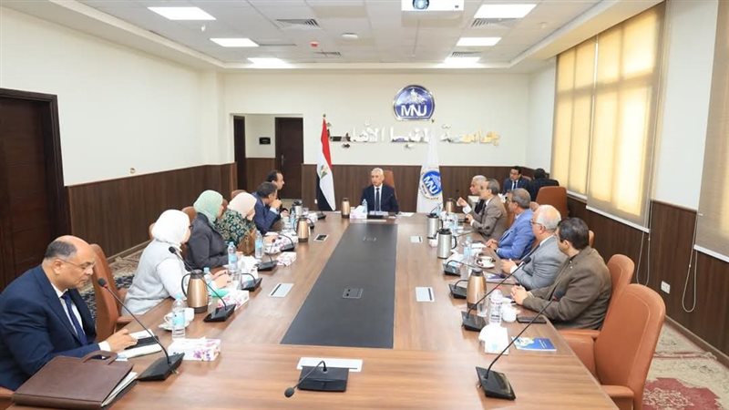 رئيس الجامعة خلال