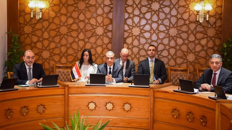 مشاورات سياسية لوزراء