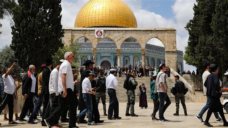 مئات المستوطنين يقتحمون