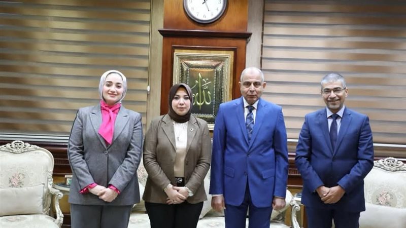 محافظ المنيا خلال