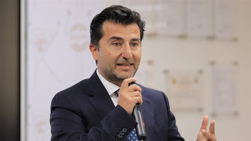 كارو ماطوسيان المدير