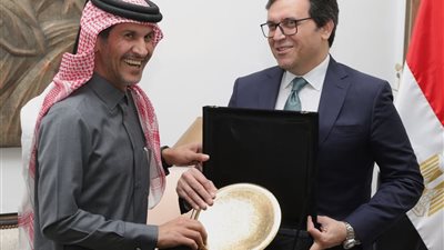 وزير الثقافة يلتقي سفير قطر لتعزيز التعاون الثقافي 