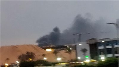 الدفع بـ 7 سيارات لإخماد حريق هائل بمصنع فى العبور