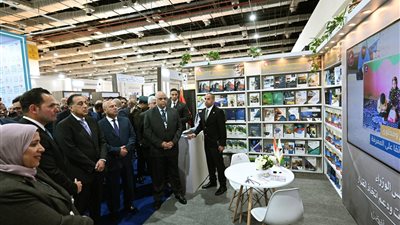 رئيس الوزراء يتفقد جناح مركز المعلومات ودعم اتخاذ القرار بمجلس الوزراء