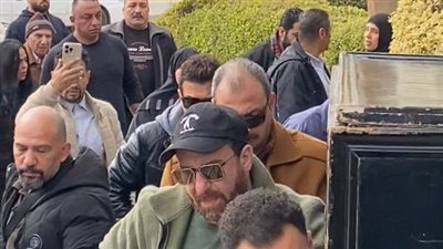 بالصور.. نضال الشافعي يشيع جنازة والدته