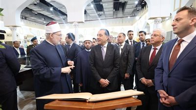 رئيس الوزراء يتفقد جناح الأزهر ويشيد برسالته العلمية والتنويرية
