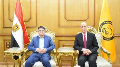 رئيس جامعة بني سويف يستقبل بروفيسور