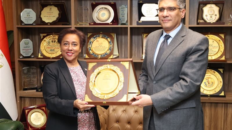 محافظ الجيزة وسفيرة