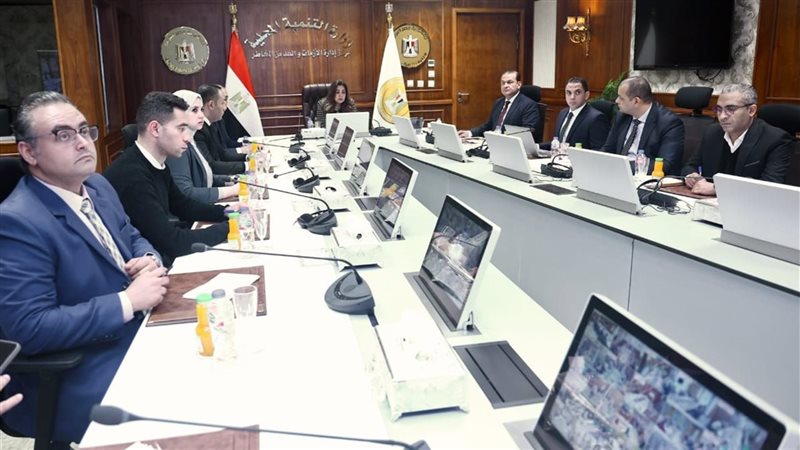 د. منال عوض تناقش