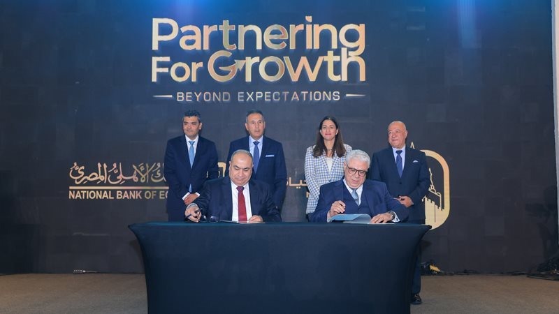 أثناء توقيع البروتوكول