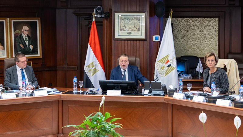 خلال لقاء  محافظ