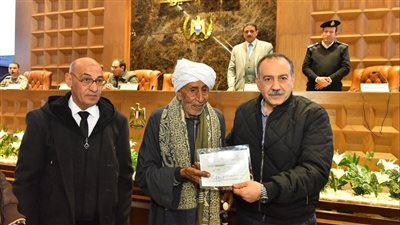 محافظ أسيوط يكرم مسنًا تحدى الأمية في التسعين ليصبح أيقونة للإرادة والأمل