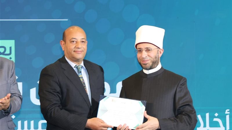 وزير الأوقاف يكرم