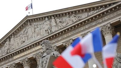 الحكومة الفرنسية تتجاوز تصويتين بحجب الثقة وتقترب من إقرار موازنة 2026