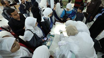 لأول مرة.. تجربة عملية حية لترميم مخطوطة بجناح الأزهر