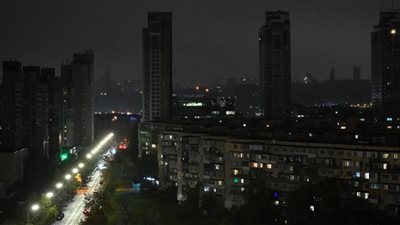 بولندا ترسل مئات المولدات إلى أوكرانيا لمواجهة انقطاعات الكهرباء في شتاء قاسٍ